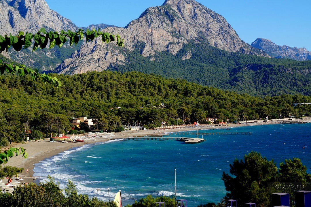 Кемер - это это оазис в окружении гор, поросших вековыми соснами, чистейшего воздуха, напоенного ароматами хвои и апельсинов, и прозрачного моря. 