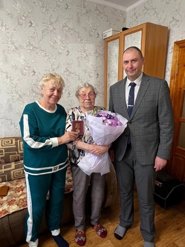    Труженицы тыла из Мегиона получили юбилейные медали к 80-летию Победы