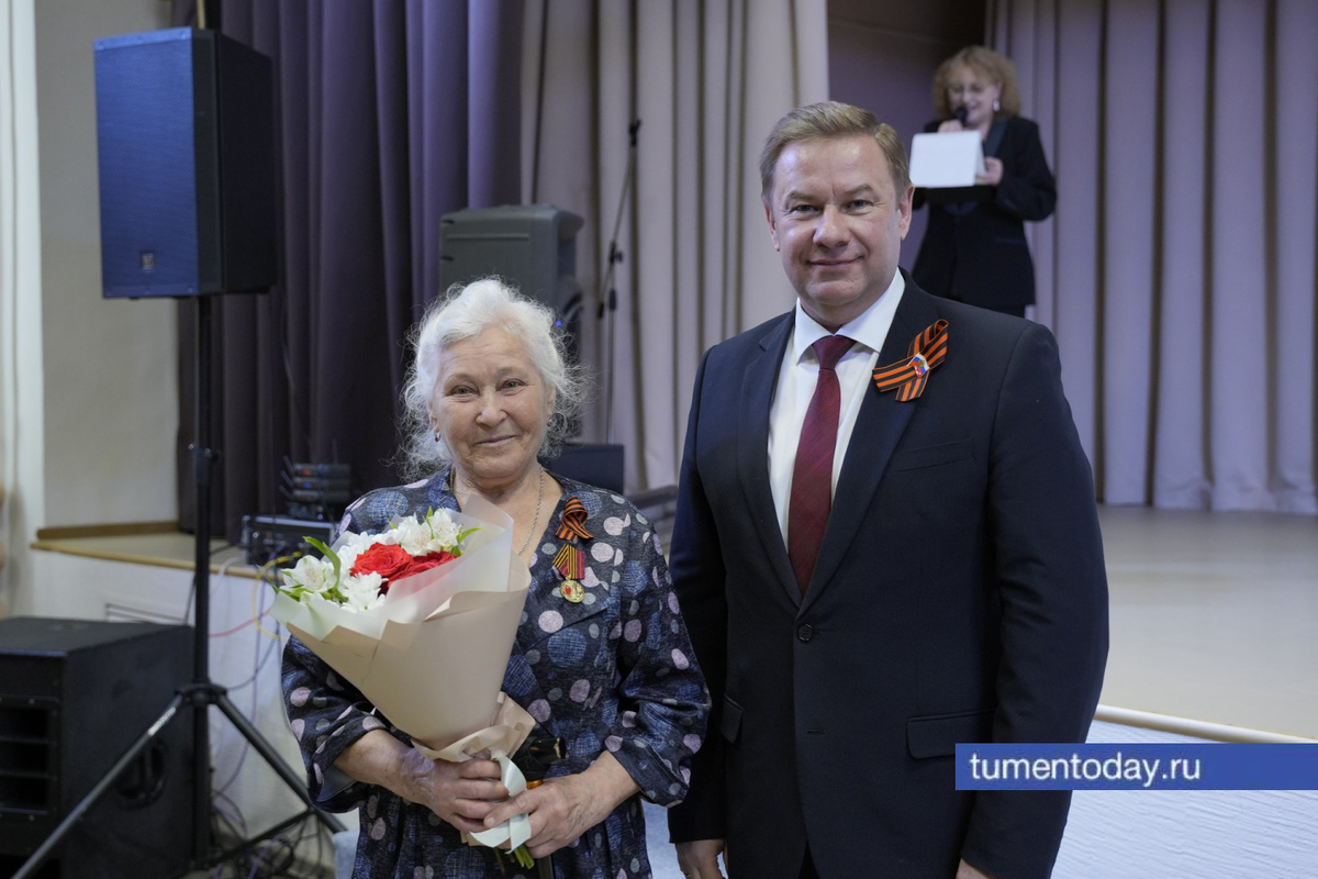 Леонила Шеремет и глава Уватского района Вячеслав Елизаров | Фото предоставлено Сергеем ПАХОТИНЫМ