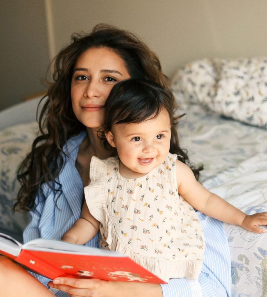 Малышка уже ведёт активную жизнь: участвует в съёмках, ездит в заграничные путешествия