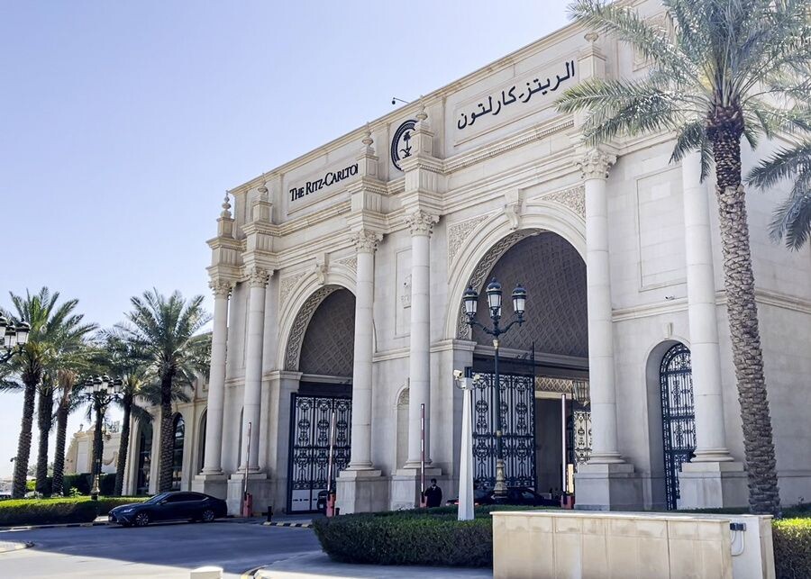    Отель The Ritz-Carlton, где проходят переговоры делегаций России и США по урегулированию украинского конфликта / Источник: © ТАСС