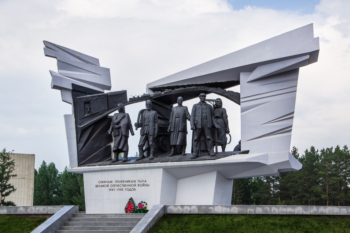 Памятник омичам-труженикам тыла (2010). Источник: https://culttourism.ru/omskaya/omsk/omsk_pamyatnik