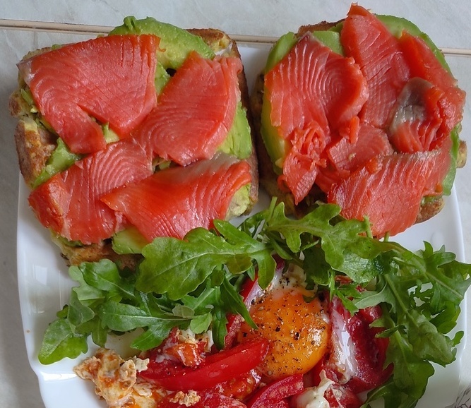 Правильные вафли выглядят так: много рыбы и зелени! Автор суперзавтрака, отзовись!