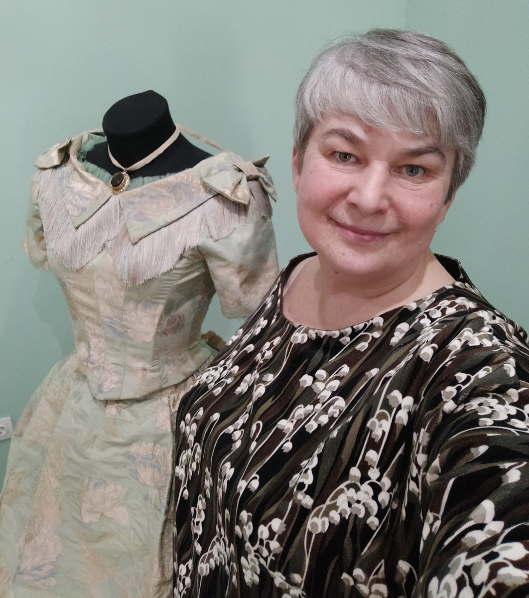 Светлана, автор блога. Демонстрирую масштаб бедствия не сходя с рабочего места. Рядом с музейным платьем, созданным всего полтора века назад, чувствую себя не очень... 