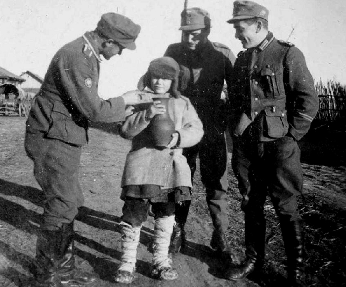 Немцы и ребенок с крынкой молока