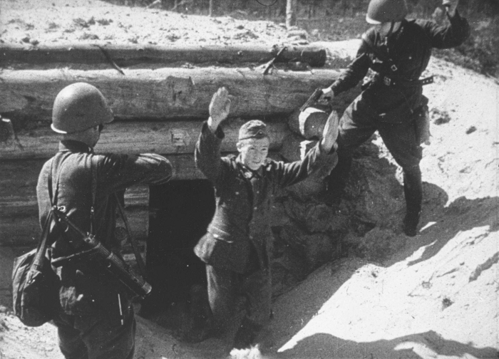 Немецкий подросток сдается в плен