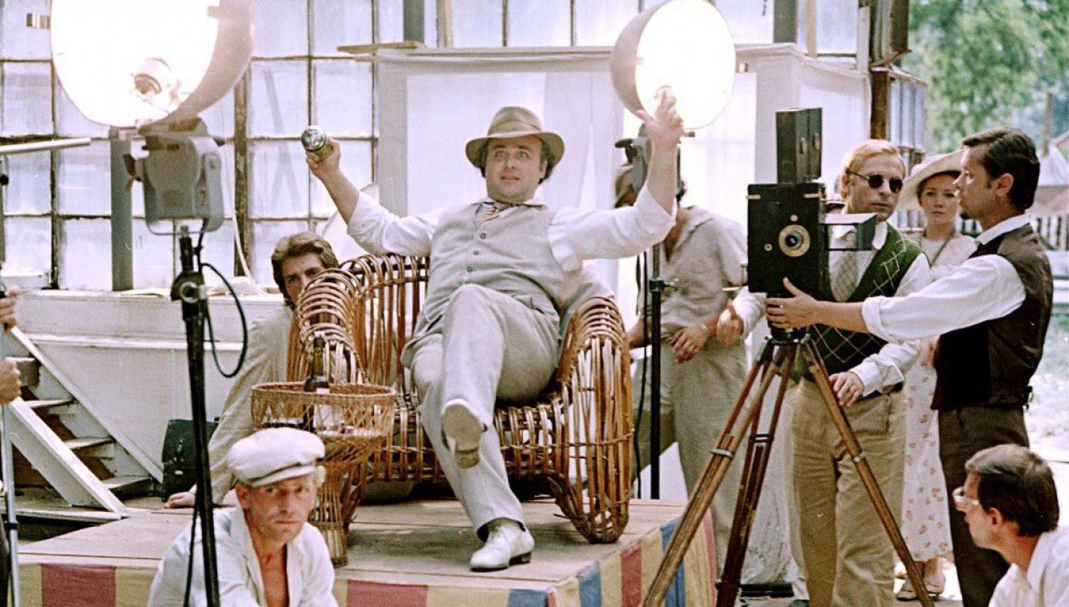 Что для режиссера – игра, то не всегда для зрителей – естественность. (В галерее – кадры из кино Михалкова «Раба любви».)