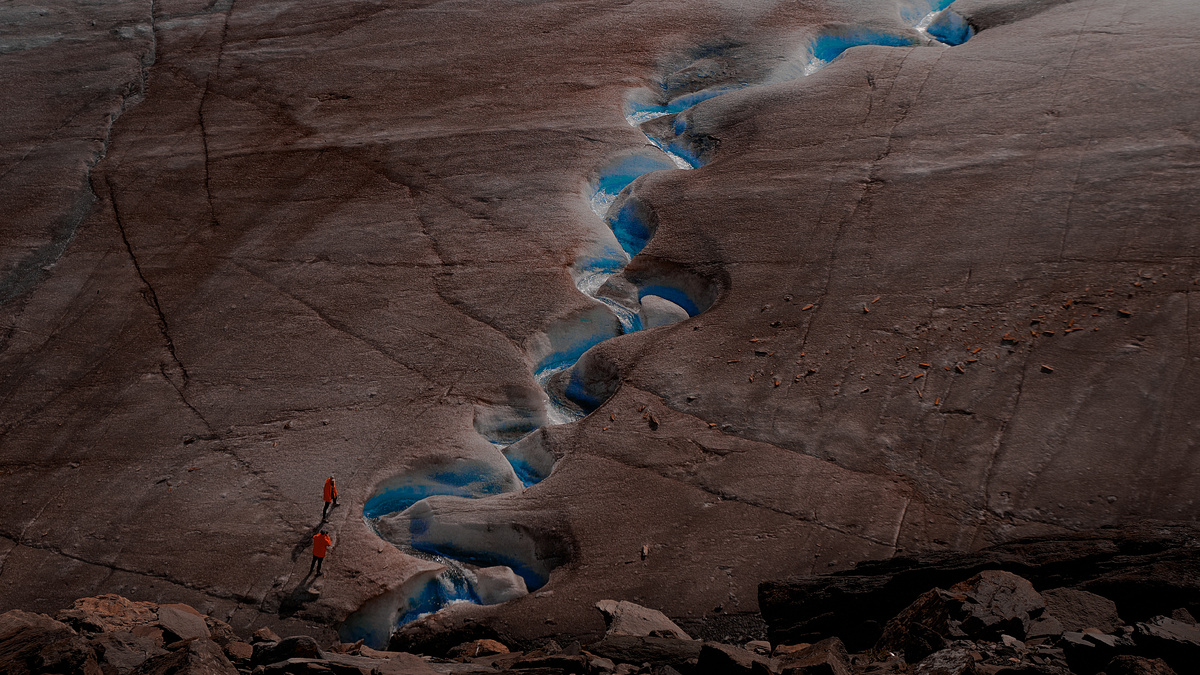 Грязный лёд ледника Актру