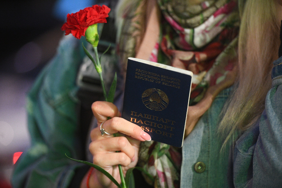Женщина с белорусским паспортом © Sputnik