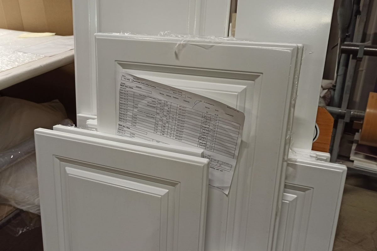 Только что изготовленные фасады кухни ЛОТАРИНГИЯ в пленке ПВХ. Фото производства