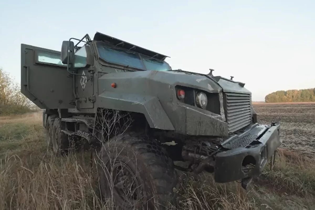    Бронеавтомобиль «Ахмат» выдержал семь ударов FPV-дронов и проехал ещё 5 км