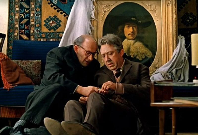 Кадр из фильма "Старики-разбойники", главные герои на фоне украденной из музея картины Рембрандта "Портрет молодого человека с кружевным воротником".