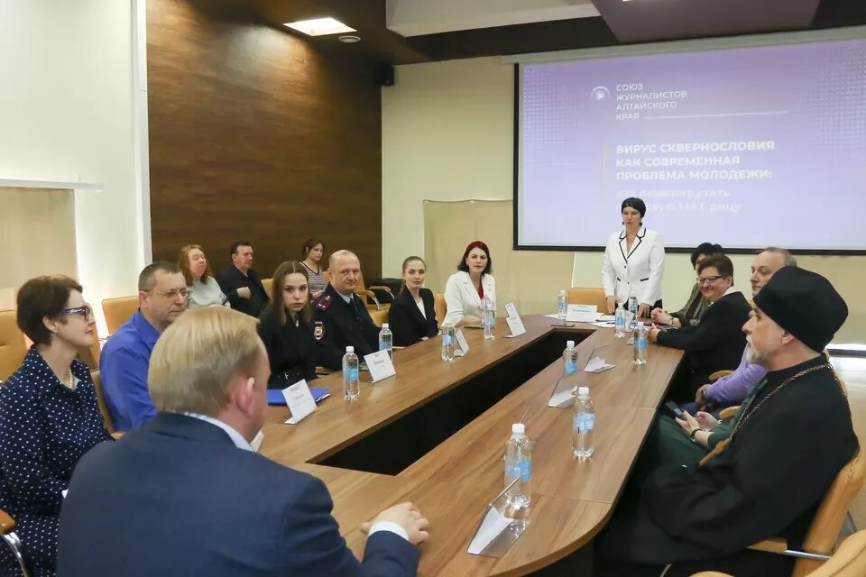    Обсуждение детского мата общественниками Барнаула за круглым столом. Источник: КП на Алтае