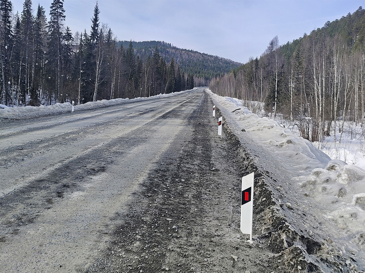     Региональная трасса 04К-052 идет сквозь незаселенные и бескрайние просторы правобережья Енисея к богатым золотоносным месторождениям Северо-Енисейского района