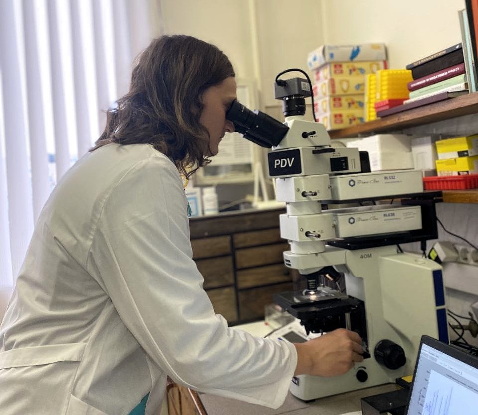 Владимир Мушенков, первый автор статьи, за работой с рамановским спектрометром. Источник: Елена Завьялова