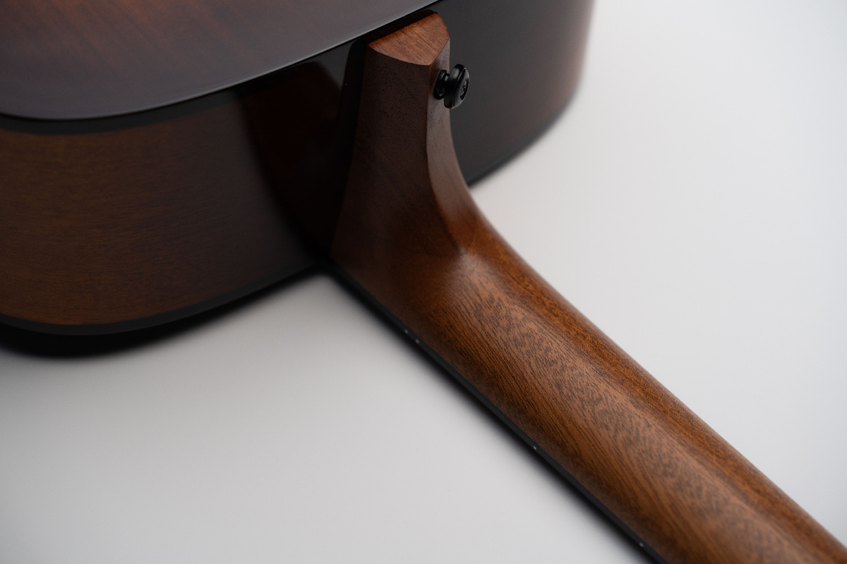 Соединение грифа по технологии AS-JOINT у акустических гитар Covenant