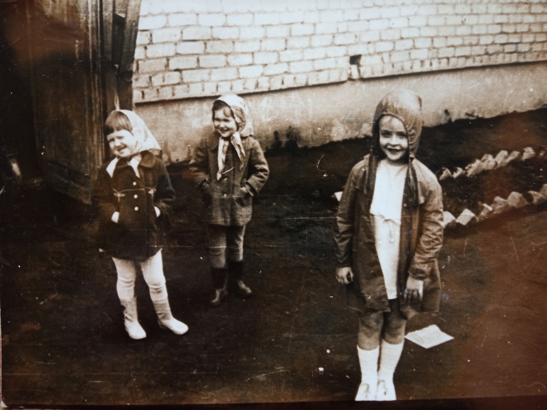 Я в 1978 году. (На первом плане).