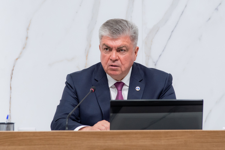    Наиль Магдеев: «Жители требуют: «Запретите торговлю алкогольной продукцией в жилых домах!» К сожалению, я не могу нарушать закон».   
Фото: «БИЗНЕС Online»