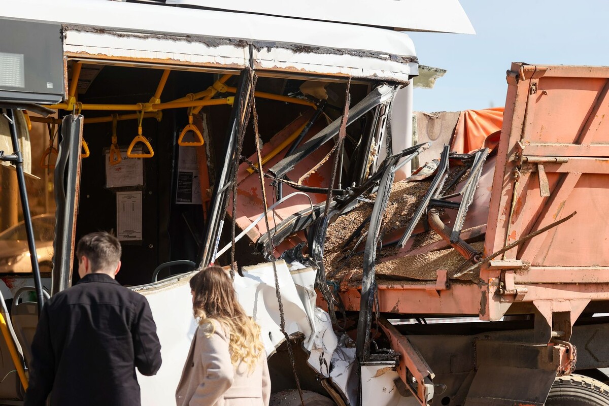    ДТП с автобусом и грузовым автомобилем в Крыму / Источник: © Сергей Мальгавко/ТАСС