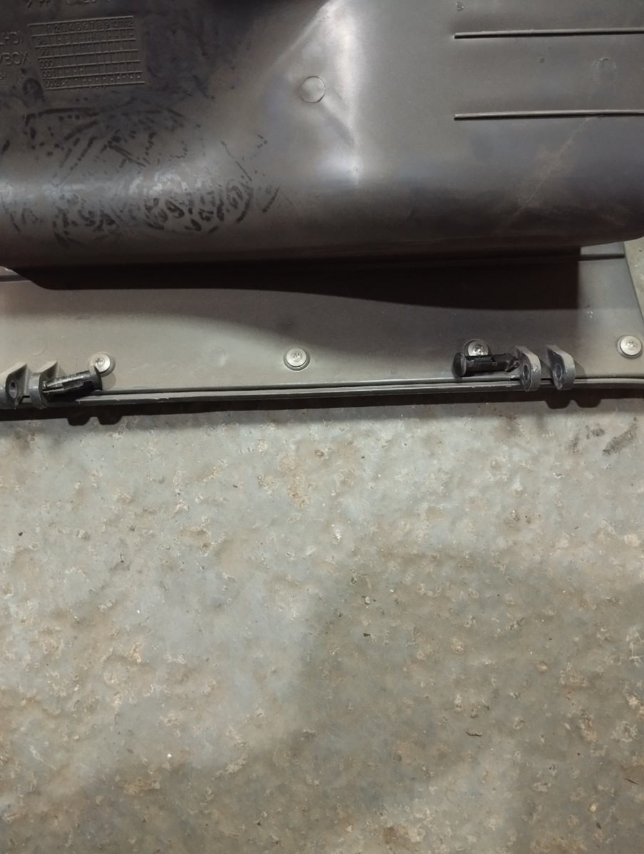 Два стопора нужно ковырнуть и протолкнуть отверткой.