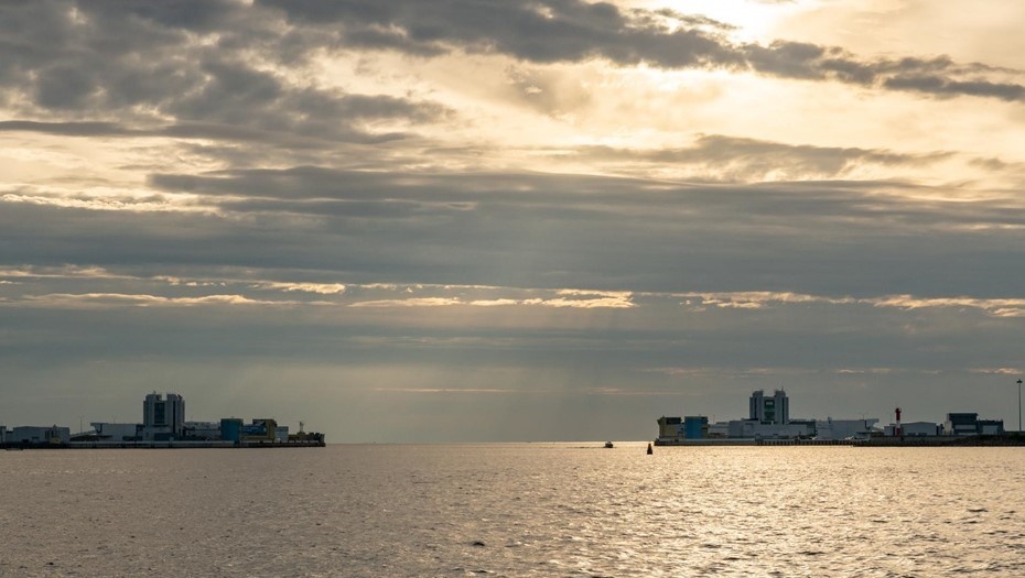    Защитные затворы Комплекса защитных сооружений (КЗС) Санкт-Петербурга на рейде Кронштадта на закате дня. Автор фото: Тихонов Михаил