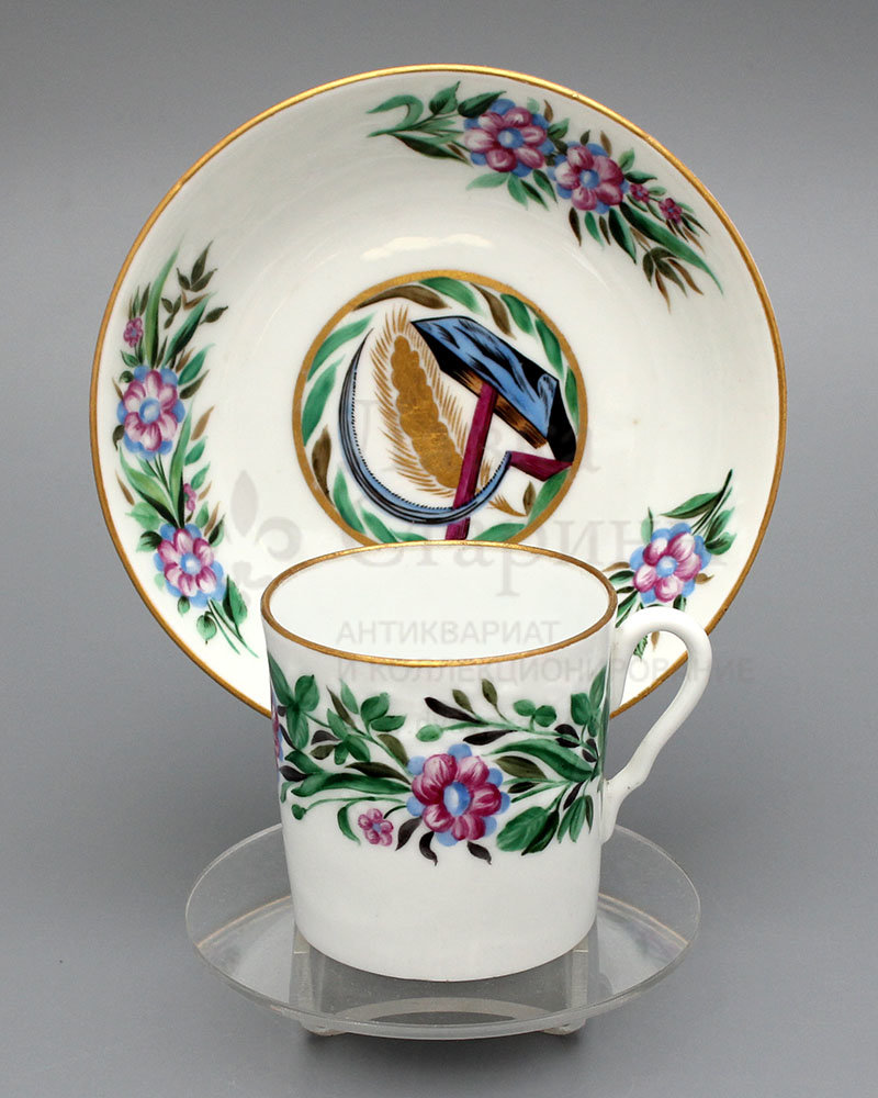 Чашка с блюдцем в цветочной росписи «Серп и молот», художник Чехонин С. В., белье Александр III, роспись 1923 г. Фото с нашего сайта dvaveka.ru