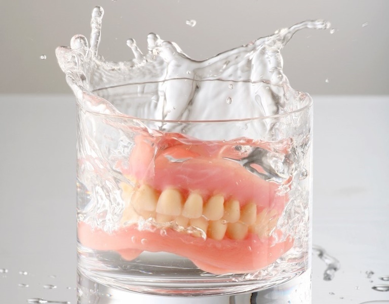 Снимать протезы на ночь чаще всего необходимая процедура