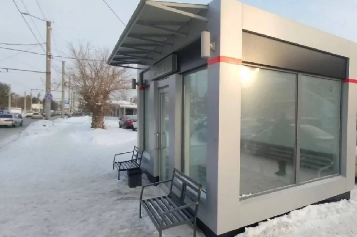    В Омске вандал разгромил тёплую остановку