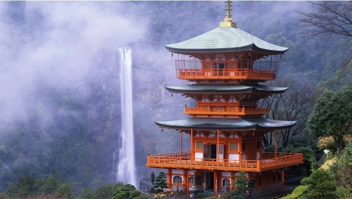 Пагода с рядом с водопадом