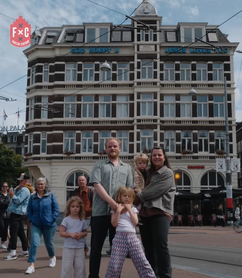 Тобиас с семьей перед своим домом