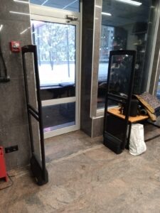 Почему антикражная система для магазина одежды важна?