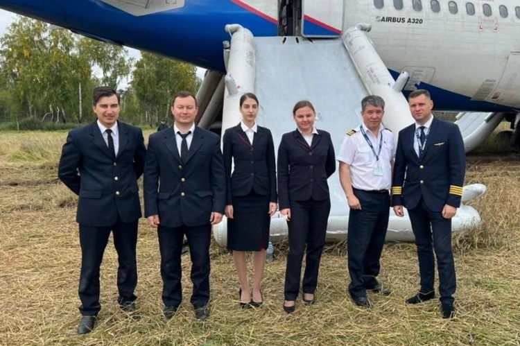 Самолетом управляли Сергей Белов и второй пилот Эдуард Семенов (в белой рубашке). В состав экипажа также входили бортпроводники Дарья Глушкова, Айша Гумметова, Дмитрий Костылев и Дмитрий Рябов. Фото: пресс-служба «Уральских авиалиний»

