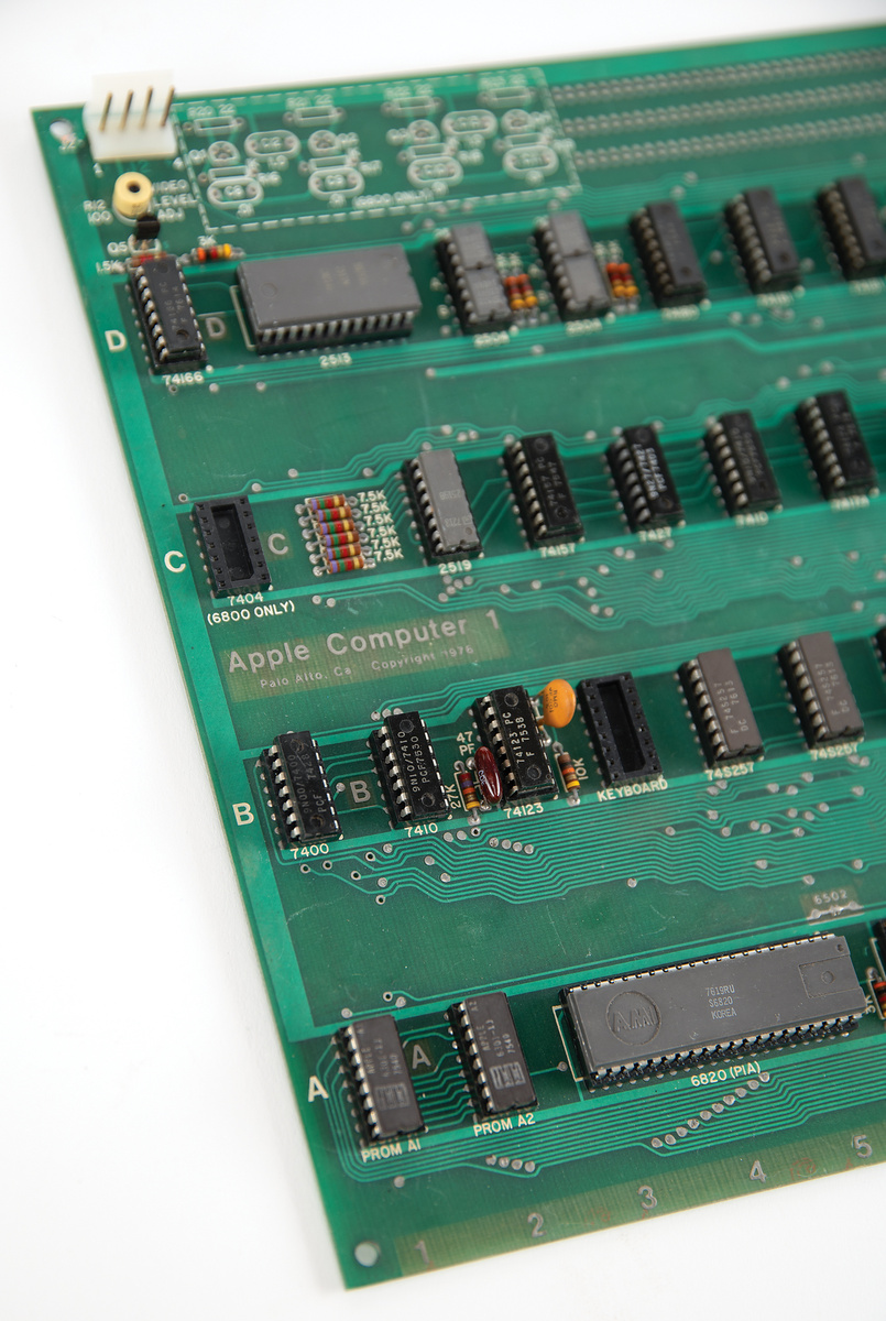   Ретрокомпьютер Apple-1 продали на аукционе по цене самолёта