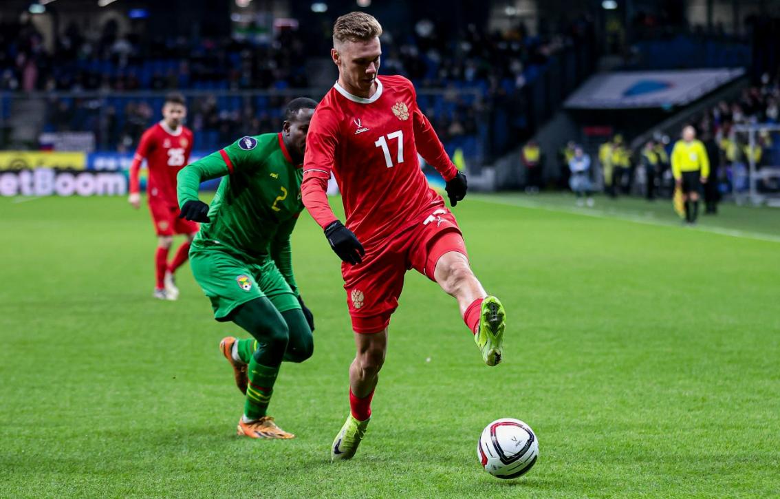 Максим Глушенков в матче с Гренадой пытался обеспечить Артему Дзюбе рекордный гол. Фото: соцсети