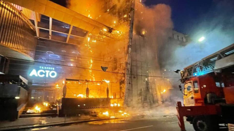 Огонь в торговом комплексе охватил около 500 квадратных метров.📷Фото: ГУ МЧС России по Ростовской области