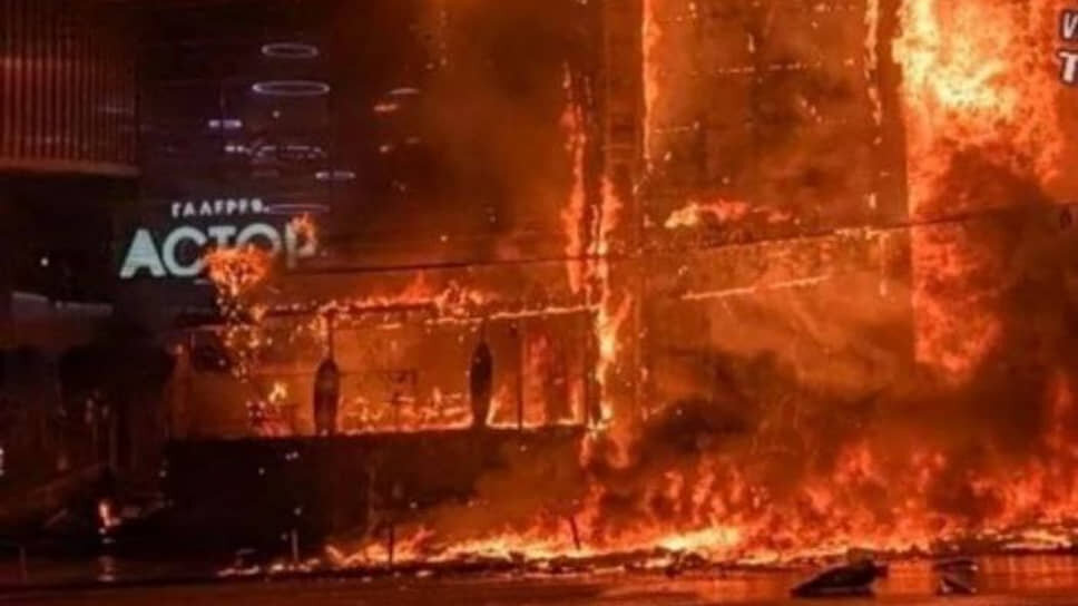 Огонь в торговом комплексе охватил около 500 квадратных метров.📷Фото: ГУ МЧС России по Ростовской области