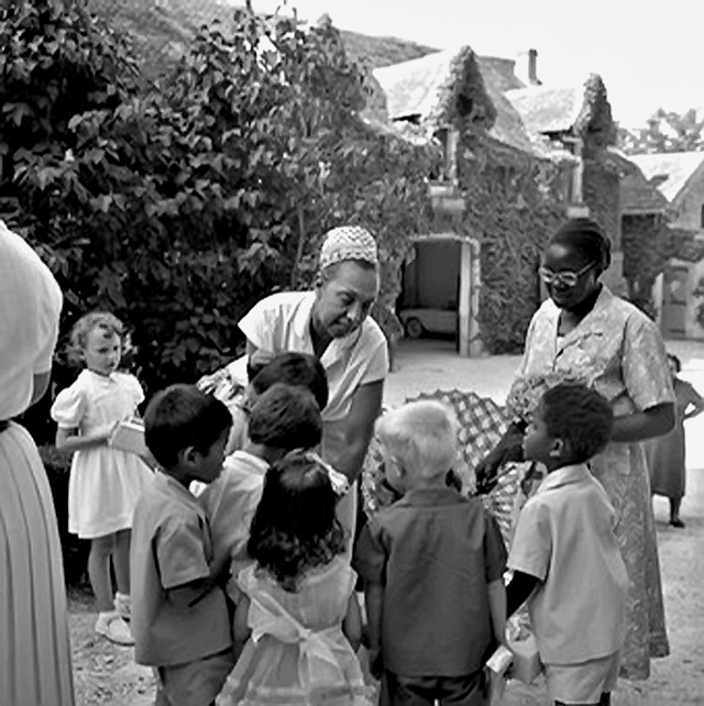  С приемными детьми в замке Les Milandes