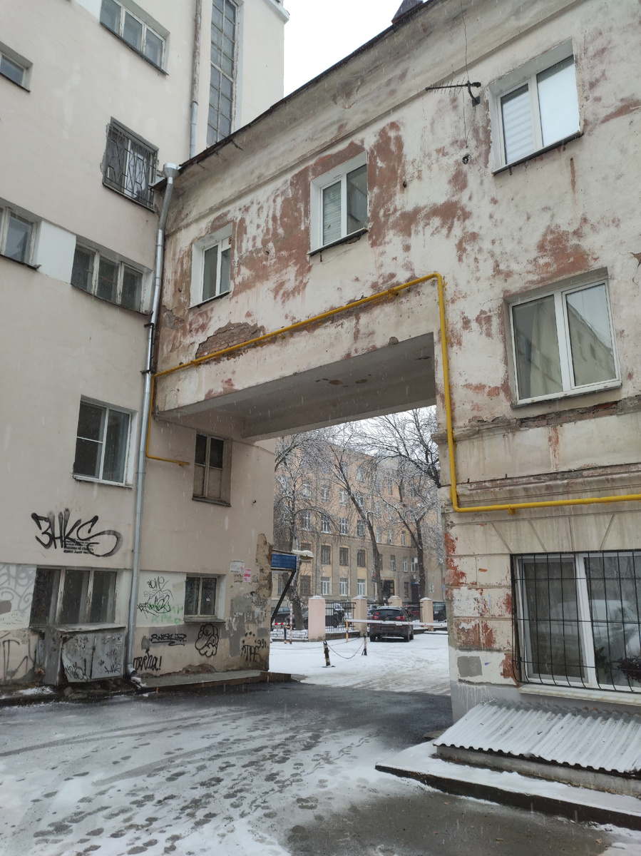 На подходе к работе. Через арку комплекса памятника уже видно здание, где я работаю 