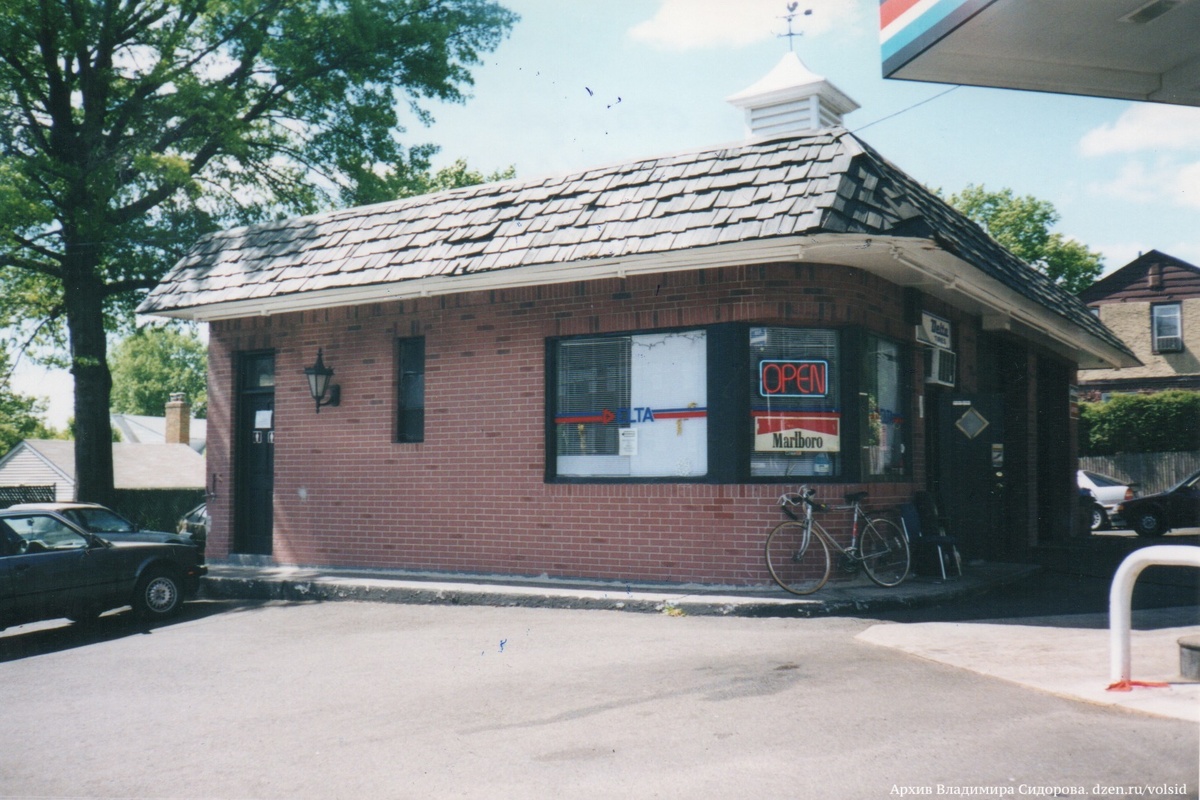 "Наша станция между сортиром слева и большим окном - узенькое окошко нашей спальни"