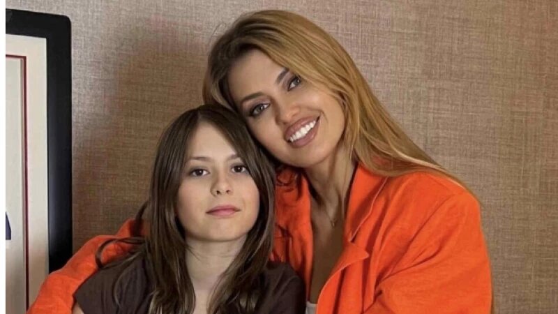     Дочь Виктории Бони страдает за границей и не может вернуться к матери Соцсети