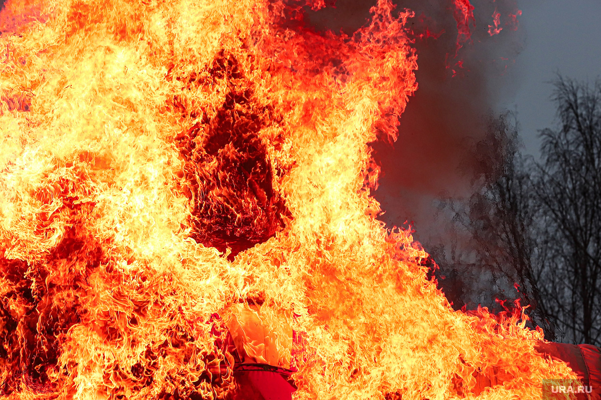Пожар охватил верхние этажи элитного ЖК (архивное фото). Фото: Размик Закарян © URA.RU
