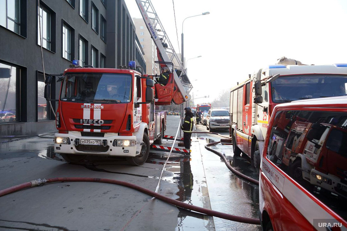 На месте работает минимум 12 пожарных расчетов. Фото: Вячеслав Немышев © URA.RU