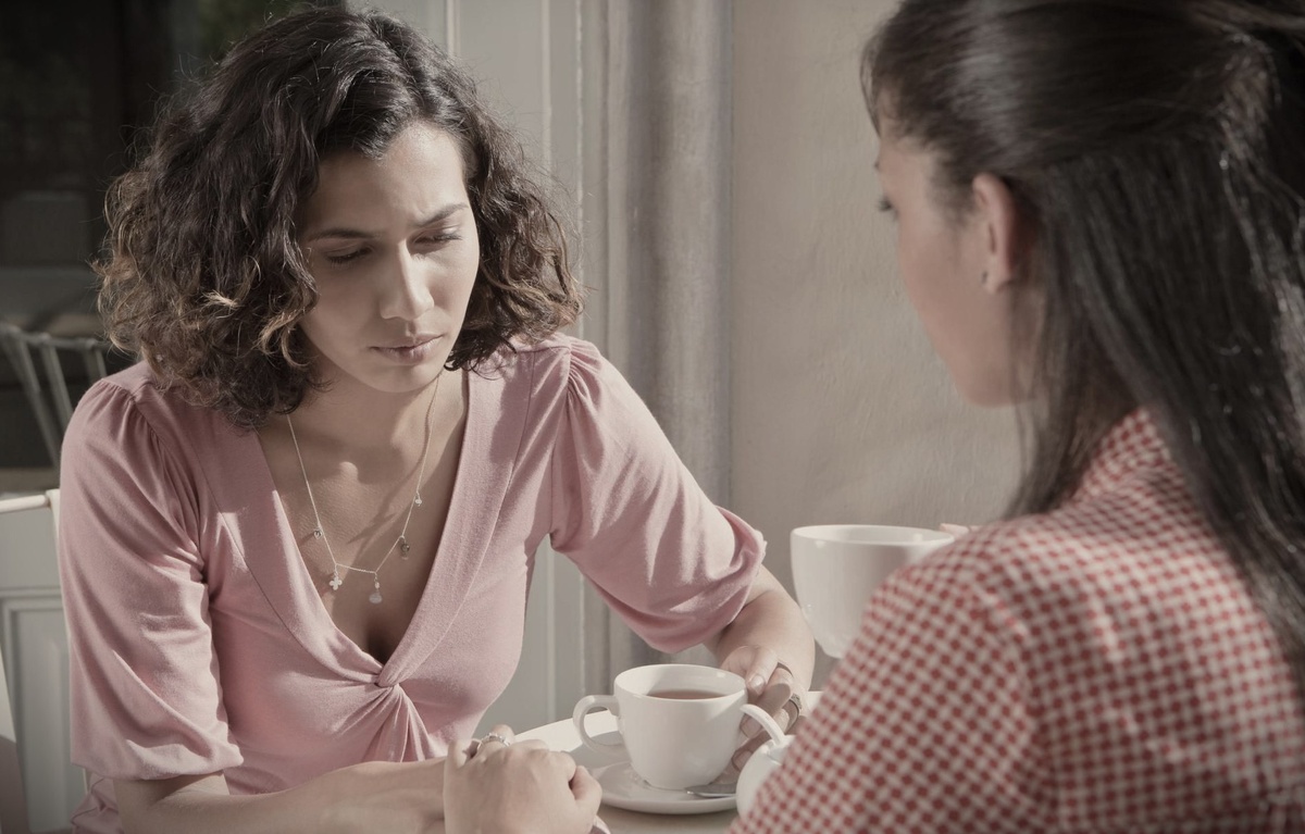 Принимать тяжелые эмоции другого человека - эмоциональный труд.