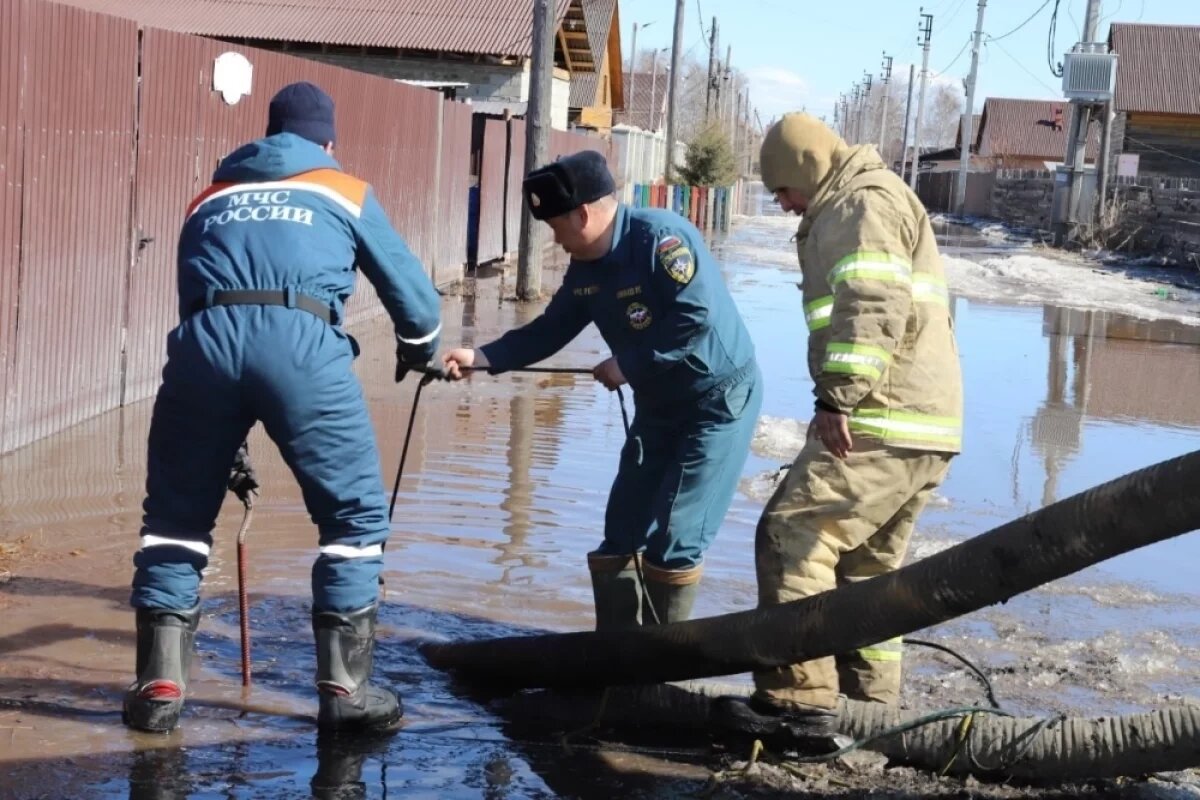   Ранняя весна принесла в Иркутскую области необычно тёплую погоду – однако вместе с ней в регион пришли и паводки.