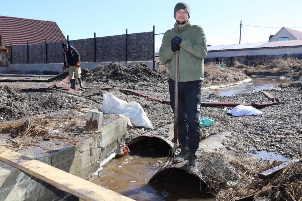    Вот только далеко не всех радуют такие температурные рекорды, ведь резко растаявший снег пришёл к жилым домам и приусадебным участкам. Фото: Администрация Иркутского района