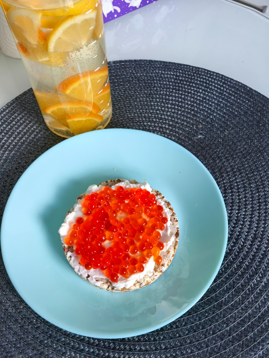 Как же она красиво выглядит на фото, эта икра )))