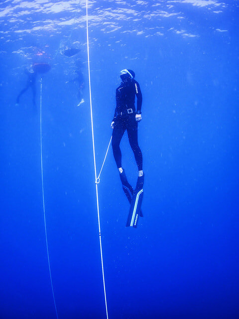 Одна из дисциплин фридайвинга – ныряние в глубину по тросу/Из личного архива Д. Николаевской