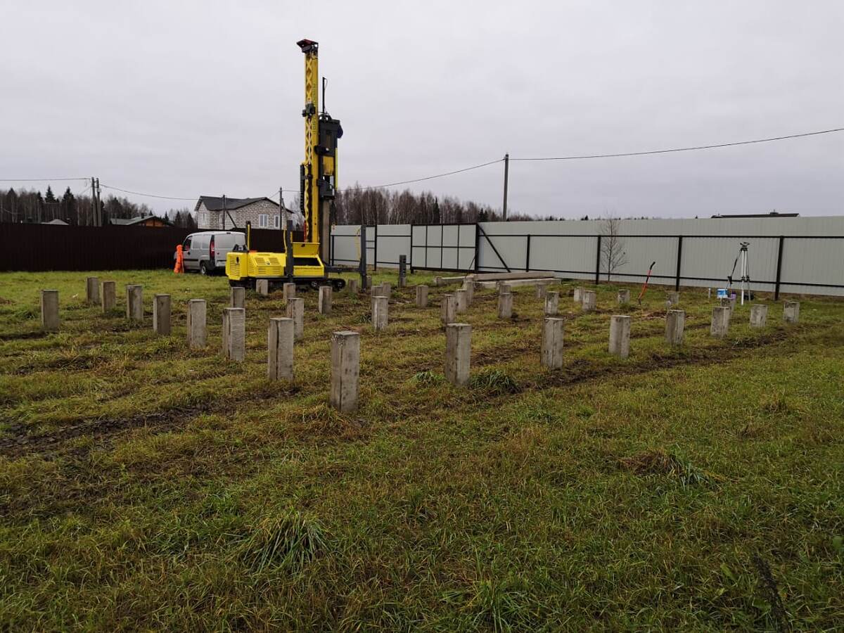 На фото: монтаж свай