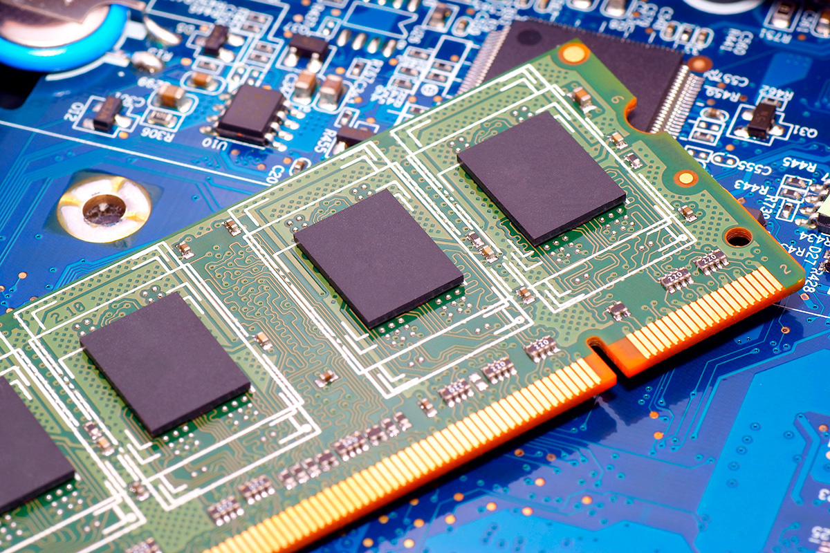 pelfophoto / Shutterstock / FOTODOM📷Когда ОЗУ не хватает, система работает медленно и с задержками, особенно при выполнении нескольких задач