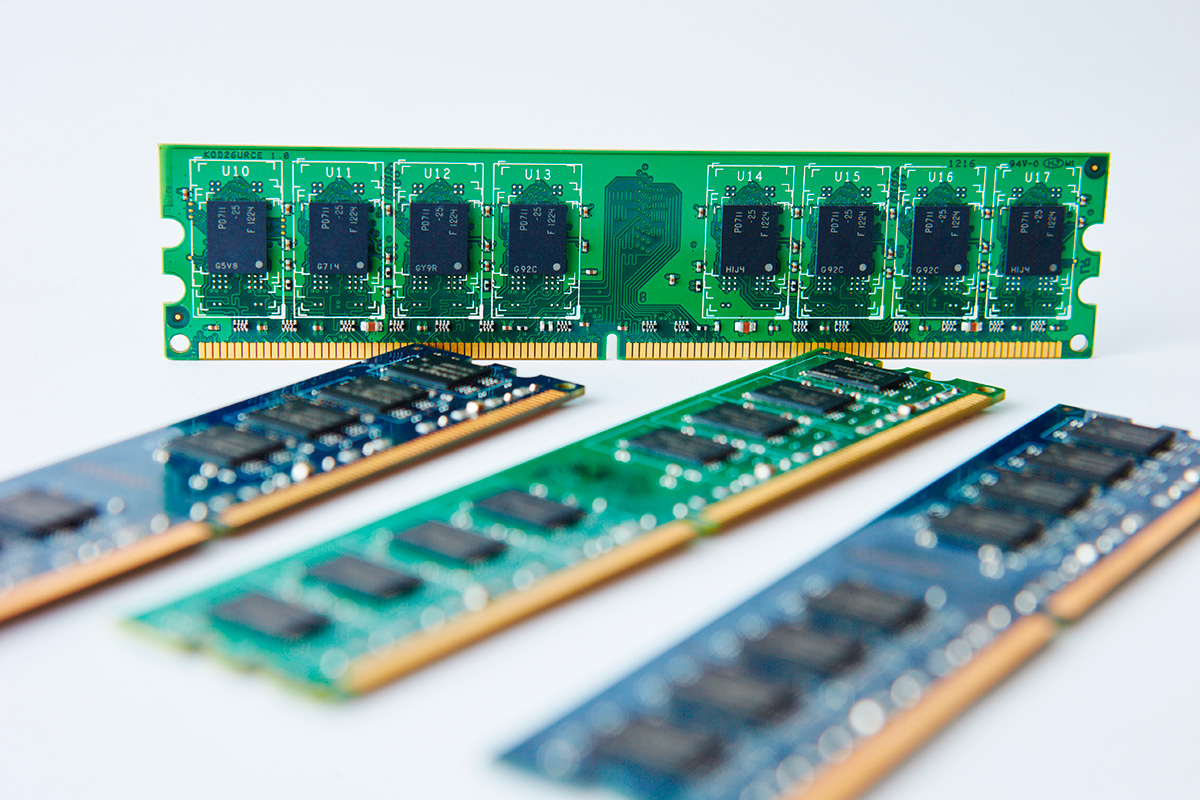 PavloPyvovar / Shutterstock / FOTODOM📷Оперативная память выглядит как прямоугольный модуль с несколькими чипами. Ее впаивают в материнскую плату или устанавливают в разъемы